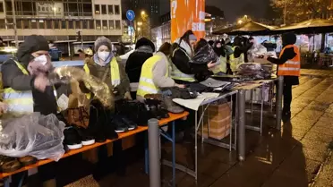 Almanya'da Türk ve Eritreli gençler evsizlere giyecek ve yemek yardımında bulundu
