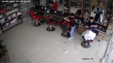 Tıraş olan kişinin kalp krizi geçirmesi güvenlik kamerasında