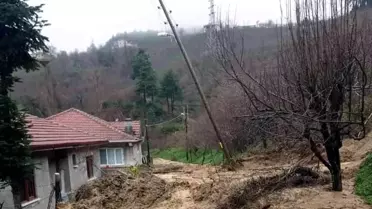 150 haneli köyde meydana gelen heyelan korkuya neden oldu