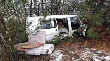 Yoldan çıkan minibüs ormanlık alana uçtu: 2 yaralı