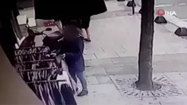 Son dakika... Esenler'de mağaza önündeki giysilerin çalınma anı kamerada