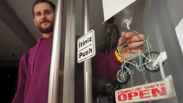 Final sınavı projesini hayata geçirip açtığı kafede yeni bisikletçiler yetiştiriyor
