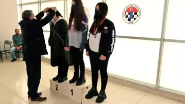 Satrançta dereceye girenlere madalyaları verildi