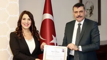 Son dakika haberi... Çorum Valisi Çiftçi'den 'Küresel Öğretmen Ödülü' kazanan Kodaz'a başarı belgesi