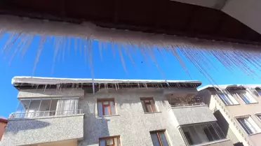 Tatvan'da çatılarda 1 metrelik buz sarkıtları oluştu