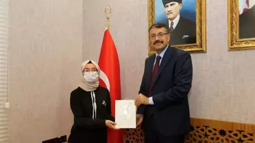 Kompozisyon yarışmasında dereceye giren öğrencileri ödüllendirdi