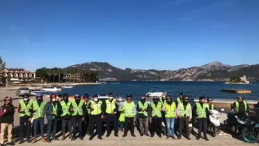 Muğla'da jandarma motosiklet sürücülerine kask ve reflektif yelek dağıttı
