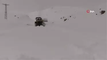 Şırnak'ta kar kalınlığı 2 metreye çıktı... Ekipler tüneller açarak ilerliyor