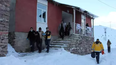 Yolu kardan kapanan mahallede omzu kırılan çoban için ekipler seferber oldu
