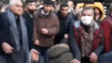 Son Dakika! İzmir'den sonra bir saldırı da İstanbul'da! Silahlı ve bıçaklı bir kişi HDP Bahçelievler İlçe Örgütü binasına saldırı düzenledi
