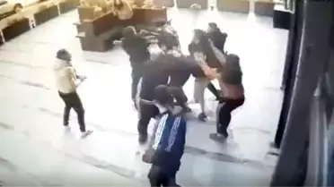 15 kişi tek kişiye saldırdı, araya girenlere bıçak çektiler
