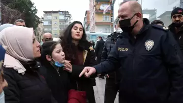 Mahalleli yol kapattı, polis 'Suç işlemeyin' diye uyardı