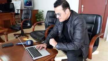 Şarkıcı Hakan Peker, AA'nın 'Yılın Fotoğrafları' oylamasına katıldı