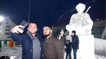 Kardan Aşık Veysel heykeli ilgi gördü