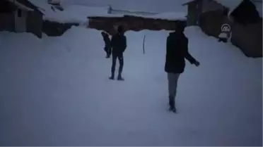 Son Dakika | Köy çocukları karın keyfini kızaklarla çıkarıyor