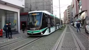 Kırmızı ışıkta geçen otomobil, tramvaya böyle çarptı