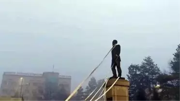 Kazakistan'da protestocular Nazarbayev'in heykelini yıkmaya çalıştı, bazı bölgelerde OHAL ilan edildi