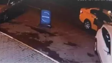 Son Dakika | BEYOĞLU'NDA TAKSİYE BİNMEYE ÇALIŞAN TURİSTİN ÖLÜMDEN DÖNDÜĞÜ ANLAR KAMERADA