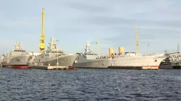 Milli Savunma Bakanlığı 'Sınıflarının ilk gemileri ilk kez yan yana' notuyla paylaştı