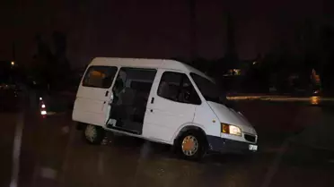 Adana'da sağanak yağış sebebiyle yol çöktü, bir araç mahsur kaldı