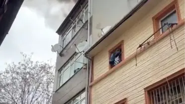 Fatih'te yangın paniği: Çatı alevlere teslim oldu