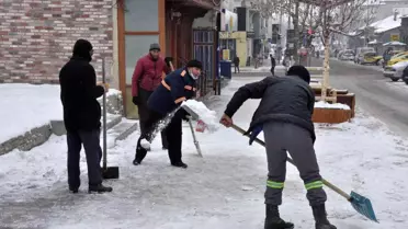 Kars'ta kaldırımların buz ve karı temizleniyor