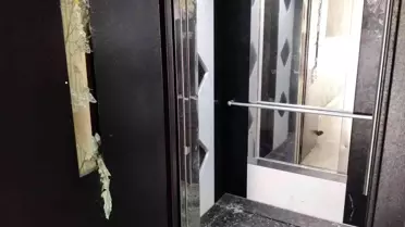 Kirasını arttıran ev sahibine sinirlenip, satırla apartmanda dehşet yaşattı