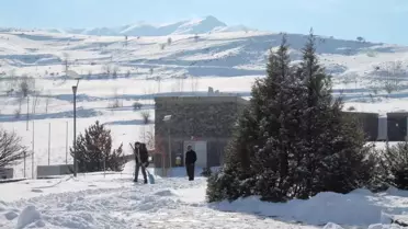 Bayburt'un yüksek kesimleri yağan karla beyaza büründü