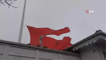 Çamlıca Tepesi'ndeki Türk bayrağı fırtınanın şiddetiyle yırtıldı