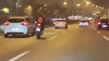 KADIKÖY'DE MOTOSİKLETİ TEK ELLE KULLANIP, MAKAS ATAN SÜRÜCÜYE CEZA