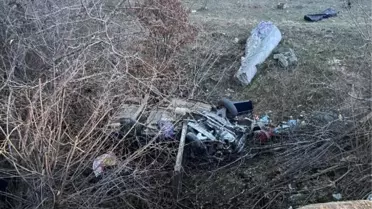Otomobil, dere yatağına devrildi; sürücü ile eşi öldü, yeğenleri yaralı