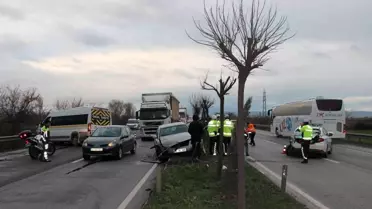 Servis aracı önce polis otosuna ardından otomobile çarptı: 2 yaralı