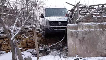 Yozgat Belediyesi'nin tuzlama çalışması yapmadığı yolda öğrenci servisi duvarda asılı kaldı