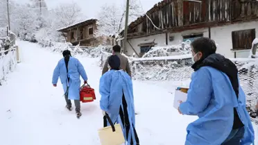 Kar ve tipi onlara engel olmadı... Aşı ekipleri dondurucu soğukta görevde