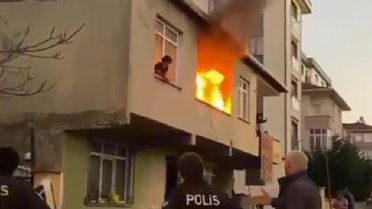 Ümraniye'de ailesiyle tartışıp evi ateşe verdi