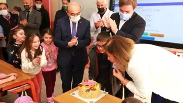 Elinde pastayla sınıfa giren validen öğretmene doğum günü sürprizi