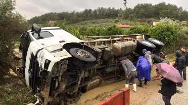Süt kamyonu kanala devrildi, 7 ton süt döküldü