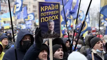 Eski Ukrayna lideri Poroşenko, 'vatana ihanet' ile yargılandığı dava için Kiev'e döndü