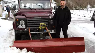 Kendi yaptığı kar küreme aracıyla mahallenin yollarını açtı