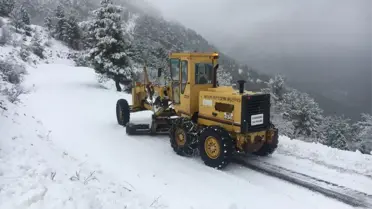 Antalya'nın yüksek kesimlerinde karla kapanan yollar açılıyor