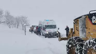Elazığ'da yolu kapanan köyde rahatsızlanan vatandaşın yardımına ekipler yetişti