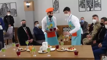 DOWN SENDROMLU VE OTİZMLİ ÖĞRENCİLERİN ÇALIŞTIĞI 'MUTLU KAFE'NİN İLK MİSAFİRİ VALİ OLDU