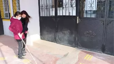 Görme engelli İrem'e karne gününde duygulandıran hediye
