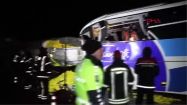 YOLCU OTOBÜSÜ TIR'A ÇARPTI: 1 ÖLÜ, 21 YARALI
