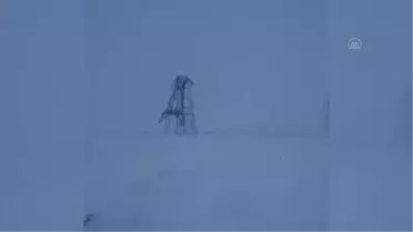 Kopan yüksek gerilim hattı telleri trafiği aksattı