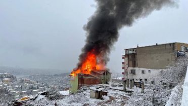 Üsküdar'da 3 katlı binanın çatısı alev alev yandı