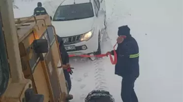 Diyarbakır'da karda mahsur kalan araçları belediye ekipleri kurtardı