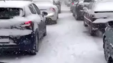 İzmir'de ulaşıma kar engeli... Onlarca vatandaş araçlarında mahsur kaldı