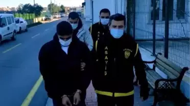 KALDIRIMDA YÜRÜYEN KADININ ÇANTASINI ÇALAN KAPKAÇÇILAR YAKALANDI