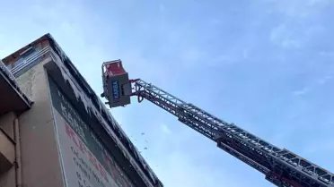 Kars'ta belediye buz sarkıtlarını temizliyor
